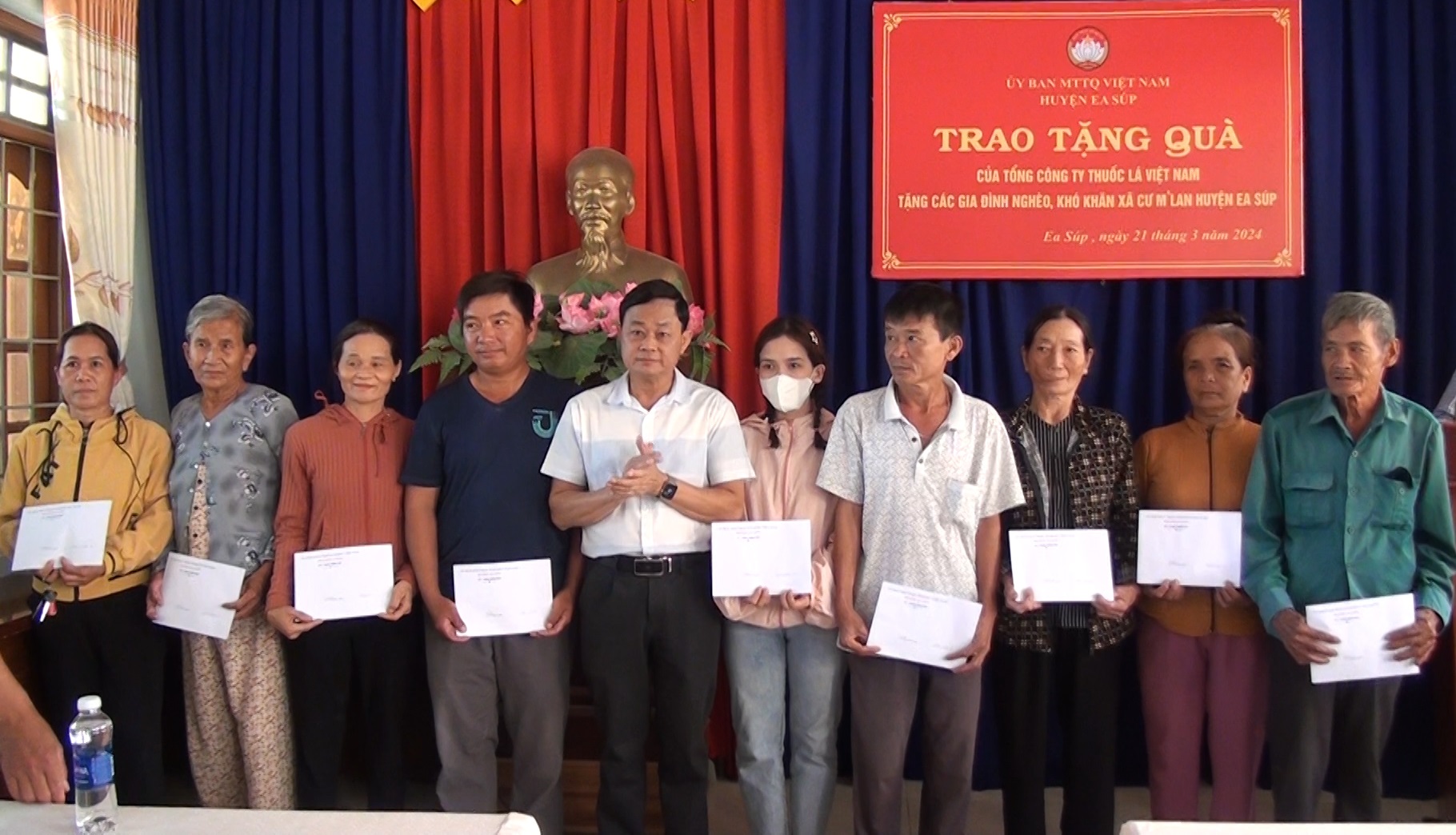 Chủ tịch Ủy ban MTTQ Việt Nam huyện trao quà cho người nghèo